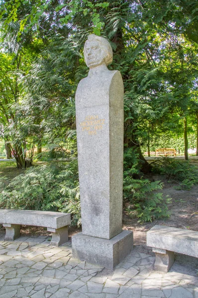 Danzig, Polen - 22. Mai 2017: Denkmal von adam mickiewicz im Danziger Oliwa-Park. — Stockfoto