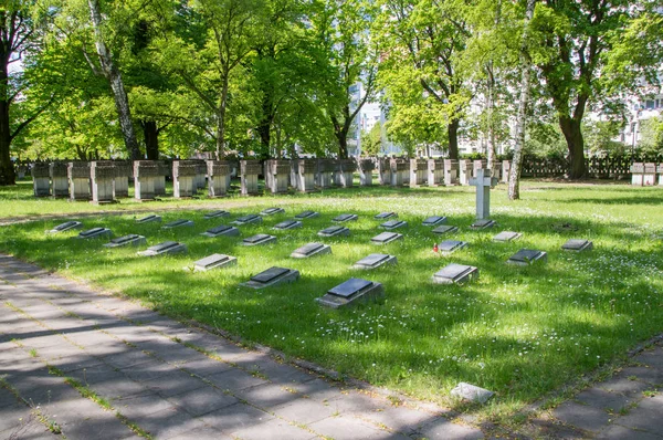 Gdansk, Polen - 22 mei 2017: Begraafplaats monumenten van Zaspa helden. — Stockfoto