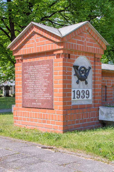 Gdańsk Zaspa, Poland - 22 maj 2017: Burial ground av 38 försvararna av det polska postverket i Gdansk som i 14 timmar den 1 september 1939 repulesed tysken attacker på polska post. — Stockfoto