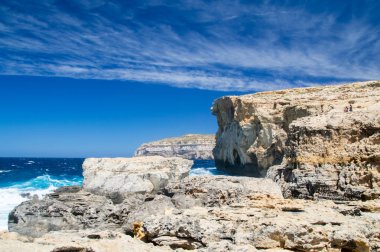 Azure pencere Gozo Adası, Malta'da nerede çöktü kayalık sahil şeridi.