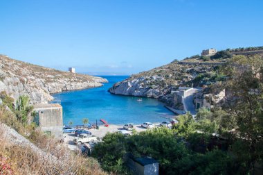 Ta' Sannat, Malta - 8 Mayıs 2017: Gozo Adası Malta Beach ve Mgarr IX-Xini koyunda.
