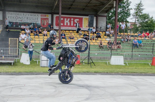 Pruszcz Gdanski, Poland - June 11, 2017: Stunt show of sports bike at Arts and Culture Center during Pruszcz Gdanski days. — Stock Photo, Image