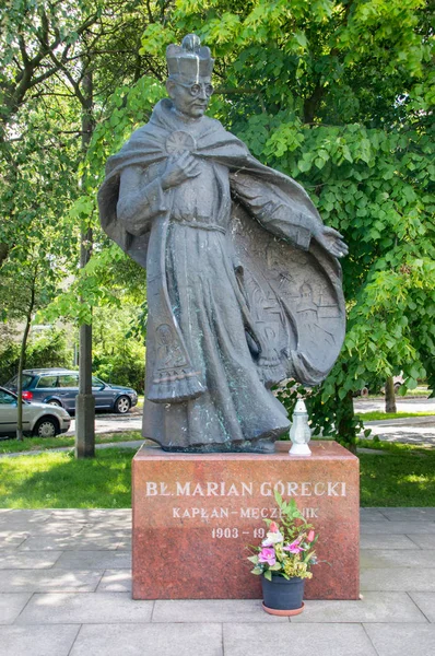 Gdansk, Polônia - 14 de junho de 2017: Monumento do sacerdote católico romano polonês Marian Gorecki em New Port, Gdansk . — Fotografia de Stock