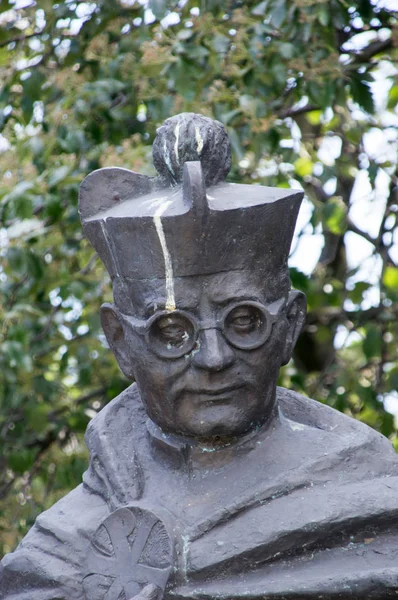 Gdansk, Polen - 14 juni 2017: Monument av polsk romersk-katolsk präst Marian Gorecki i New Port, Gdansk. — Stockfoto