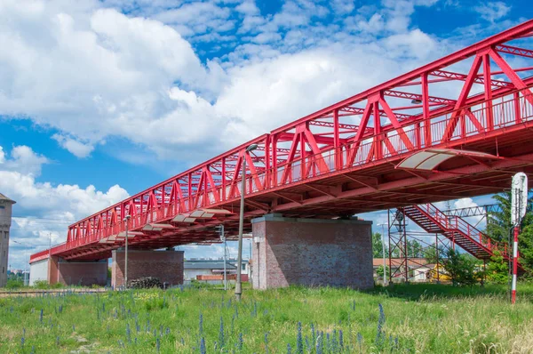 Gdansk, Polonia - 14 de junio de 2017: Viaducto rojo cerca del estadio Energa en Gdansk . — Foto de Stock