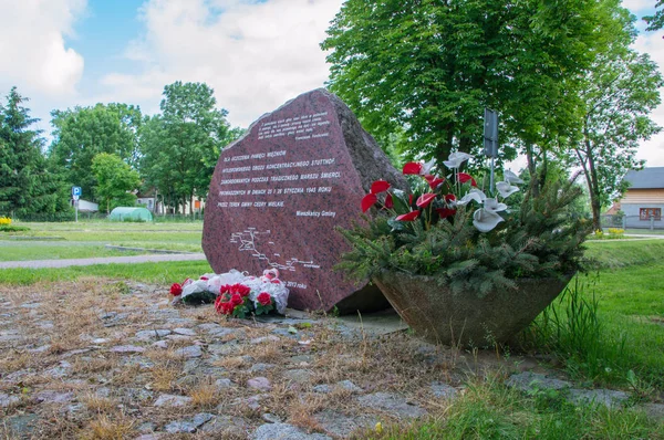 Cedry Wielkie, Polônia - 17 de junho de 2017: Monumento para memorizar prisões de Stuthoff que morreram durante a Marcha da Morte em 24 e 25 de janeiro de 1945 em Cedry Wielkie . — Fotografia de Stock