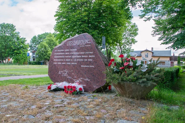 Cedry Wielkie, Polonia - 17 de junio de 2017: Monumento para memorizar las prisiones de Stuthoff que murieron durante la Marcha de la Muerte en 24 y 25 de enero de 1945 en Cedry Wielkie . — Foto de Stock