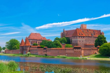 Malbork Castle ve nehir Nogat Polonya. Malbork Cermen sırayla kale yüzölçümü tarafından ölçülen dünyanın en büyük kalesidir.