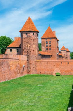 Doğudan Malbork Cermen sırayla kale surlarının. Dünyanın en büyük kalede yüzölçümü tarafından ölçülür Malbork Castle olduğunu.
