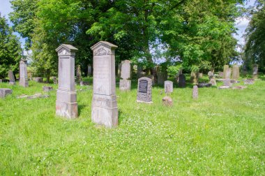 Stogi, Polonya - 18 Haziran 2017: Eski mezarların kuzeyinde Polonya en büyük Mennonite mezarlıkta.