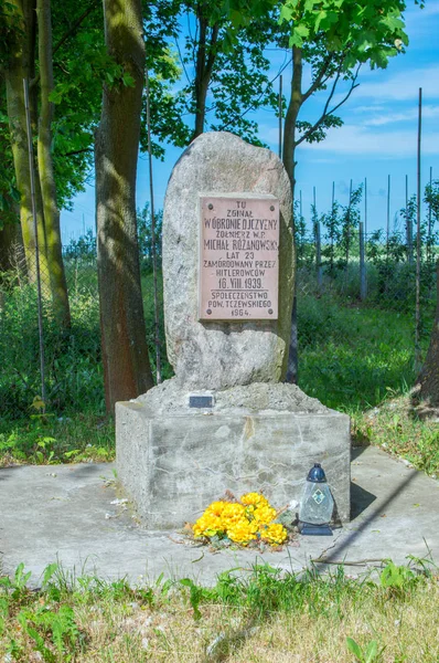 Tczew, Polonia - 18 de junio de 2017: Lugar donde murió Michal Rozanowski durante la defensa de la patria . — Foto de Stock