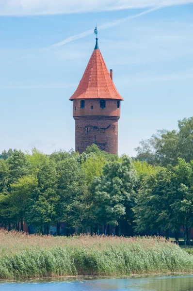 Toren in de buurt van Malbork kasteel in Polen. — Stockfoto