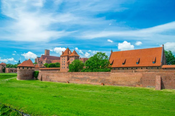 Opevnění hradu rytířů v Malborku z východu. Křižácký hrad Malbork je největší hrad na světě měří souše. — Stock fotografie