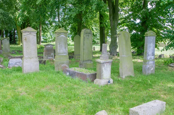 Stogi, Polsko - 18. června 2017: Staré hroby u největšího hřbitova Mennonite severně od Polsko. — Stock fotografie