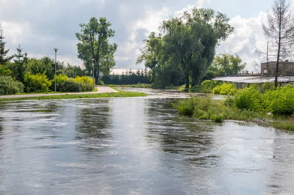 Hoog water in Radunia rivier in Pruszcz Gdanski in Polen. — Stockfoto