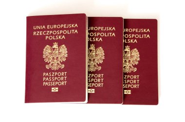 Beyaz arka plan üzerinde Lehçe biyometrik Pasaportlar.