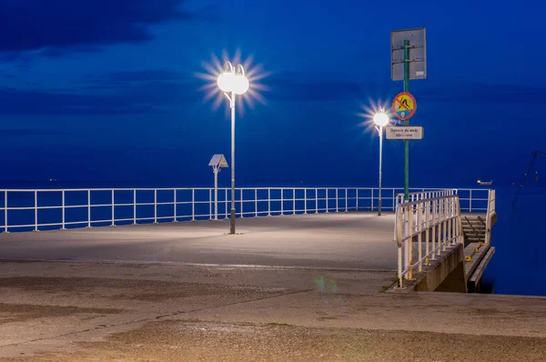 Pequeño muelle en Gdynia en Feliks Nowowiejski boulevard en el mar Báltico por la noche . — Foto de Stock