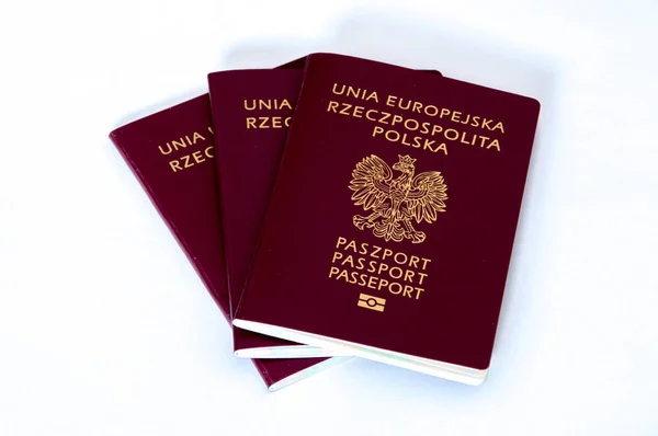 Trzy polskie paszporty biometryczne na białym tle. — Zdjęcie stockowe