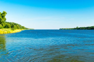 Manzara görünümü ile ölü Vistula (Lehçe: Martwa Wisla) Sobieszewo Adası'na feribot dan.
