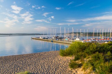 Wisla Smiala nehir yelkenli yelken Ulusal Merkezi Marina duvara yakın soğutucu camekan Zachodnie Gdansk sabah ile.