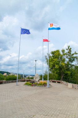 Gdynia, Polonya - 20 Ağustos 2017: Anıt 1939 Avrupa Birliği, Polonya ve Gdynia bayraklı sahilinde savunucuları için.