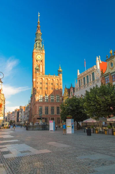 Gdansk, Pologne - Le 22 août 2017 : Mairie et fontaine historique de Neptune dans la rue Long Market le matin à Gdansk, Pologne . — Photo