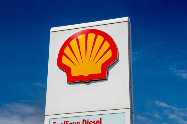 Gdansk, Polonia - 16 de agosto de 2017: Logo de Shell en la gasolinera . —  Fotos de Stock