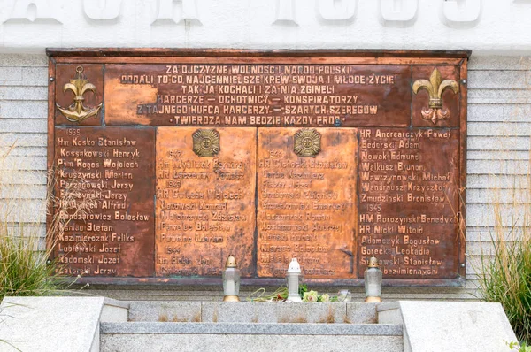 Gdynia, Polônia - 20 de agosto de 2017: Placa com nomes no monumento para escoteiros que caíram na batalha com os invasores nazistas . — Fotografia de Stock