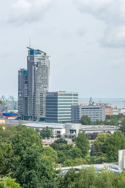 Gdynia, Polsko - 20 srpna 2017: Mrakodrap Sea Towers komplex v Gdyni. — Stock fotografie