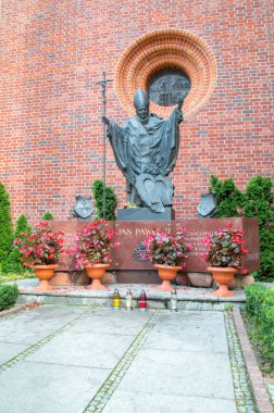 Papa John Paul II Elblag eski şehir St. Nicholas Katedrali yakınındaki heykeli.