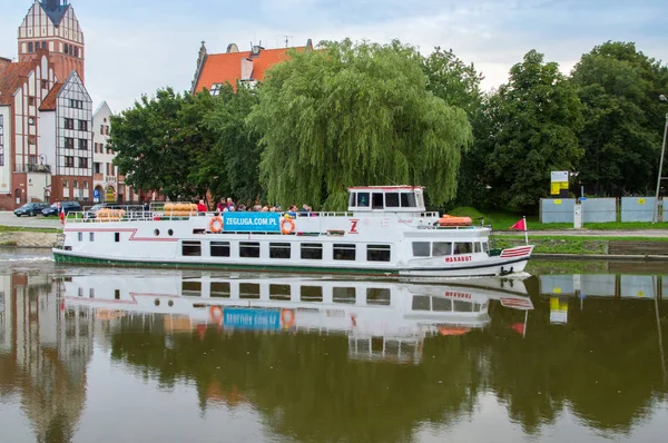 Elblag, Polônia - 9 de setembro de 2017: Barco turístico no canal Elblag na cidade velha de Elblag . — Fotografia de Stock