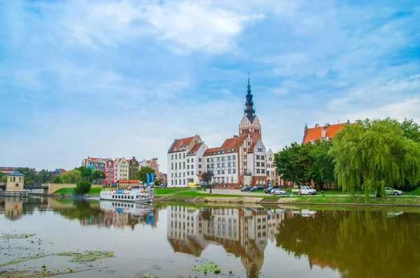 Elblag, Polônia - 9 de setembro de 2017: Vista para a cidade velha de Elblag e Elbag canal . — Fotografia de Stock