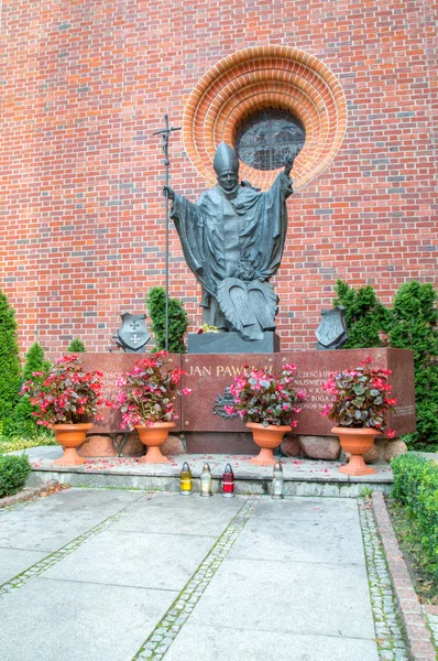 Estatua del Papa Juan Pablo II cerca de la Catedral de San Nicolás en el casco antiguo de Elblag . — Foto de Stock