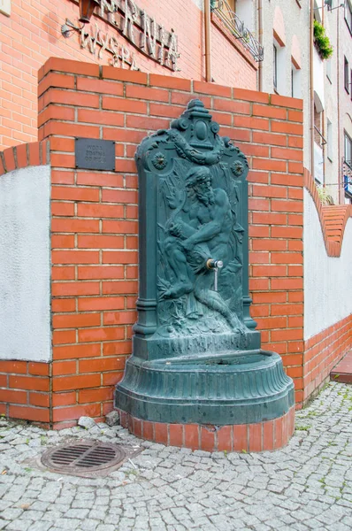 Elblag, Polonia - 9 settembre 2017: Fontana di acqua potabile nel centro storico di Elblag . — Foto Stock