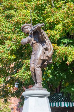 Torun, Polonya - 29 Eylül 2017: keman Raftsman Çeşmesi adlı oyun Lighterman.