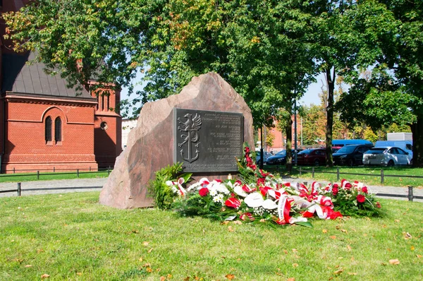 Torun, Polonia - 29 settembre 2017: Monumento ai comandanti dell'Esercito Nazionale accanto alla Chiesa di Santa Caterina a Torun, Polonia . — Foto Stock