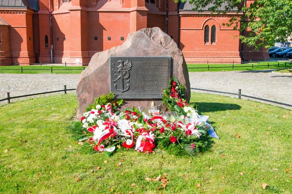 Torun, Polônia - 29 de setembro de 2017: Monumento aos comandantes do Exército Nacional ao lado da Igreja de Santa Catarina em Torun, Polônia . — Fotografia de Stock