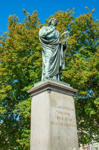 Torun, Polen - 29 September 2017: Staty berömda astronomen Nicolaus Copernicus i gamla stan av Torun. — Stockfoto