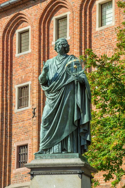 Torun, Polonia - 29 de septiembre de 2017: Estatua del famoso astrónomo Nicolás Copérnico en el casco antiguo de Torun . — Foto de Stock