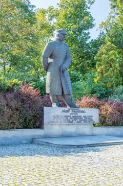 Torun, Polonya - 29 Eylül 2017: Mareşal Jozef Pilsudski şehir merkezi Torun, anıt.