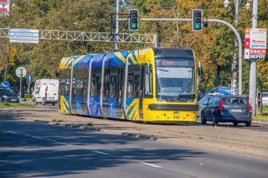 Torun, Polonya - 29 Eylül 2017: Sarı ve tramvay Torun'da mavi.