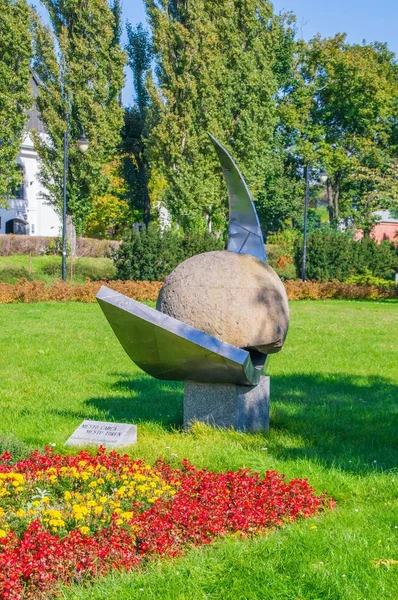 Torun, Polonia - 29 de septiembre de 2017: Pelota de piedra en Torun . — Foto de Stock