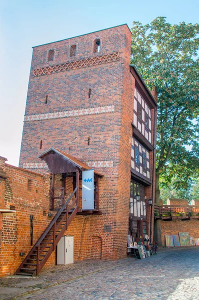 Torun, Polonia - 29 de septiembre de 2017: La torre inclinada de Torun, vista desde el este. Torre medieval inclinada en el casco antiguo de Torun . — Foto de Stock
