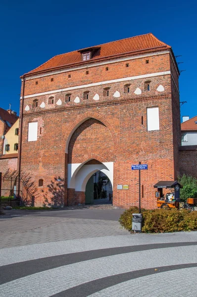 Torun, Polen - 29 September 2017: Klooster gate (Pools: Brama Klasztorna) in de oude stad van Torun. — Stockfoto