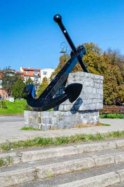 Torun, Polonia - 29 de septiembre de 2017: Memorial Anchorage en el Bulevar Filadelfijski, conmemorando la inauguración de la primera Escuela de Oficiales de la Armada Polaca en Torun en 1921 . — Foto de Stock