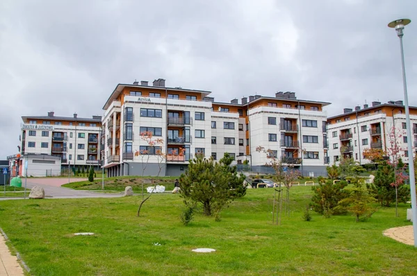Bloco moderno de apartamentos em Zak=Juszkowo propriedade . — Fotografia de Stock