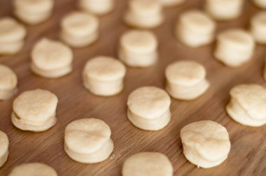 Mini paczki için ham pasta.