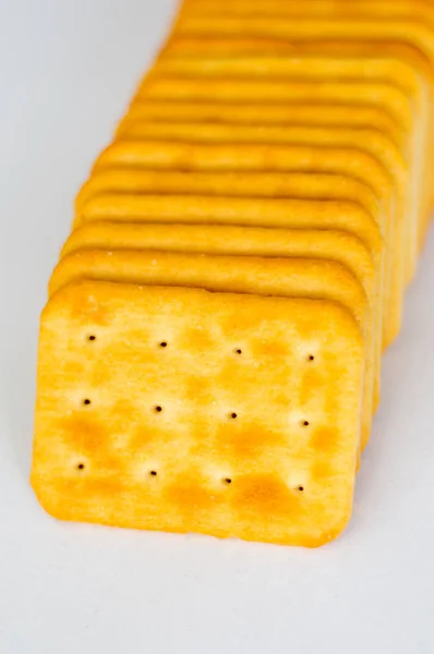 Gezouten crackers op witte achtergrond. — Stockfoto