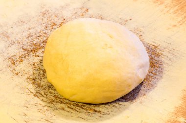 Pierogi için çiğ hamur.