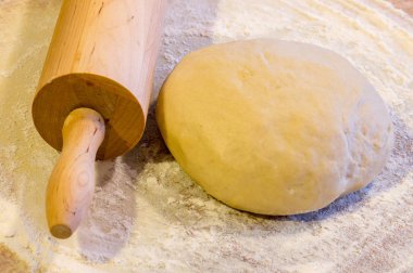 Ahşap tahta üzerinde pierogi için çiğ hamur.